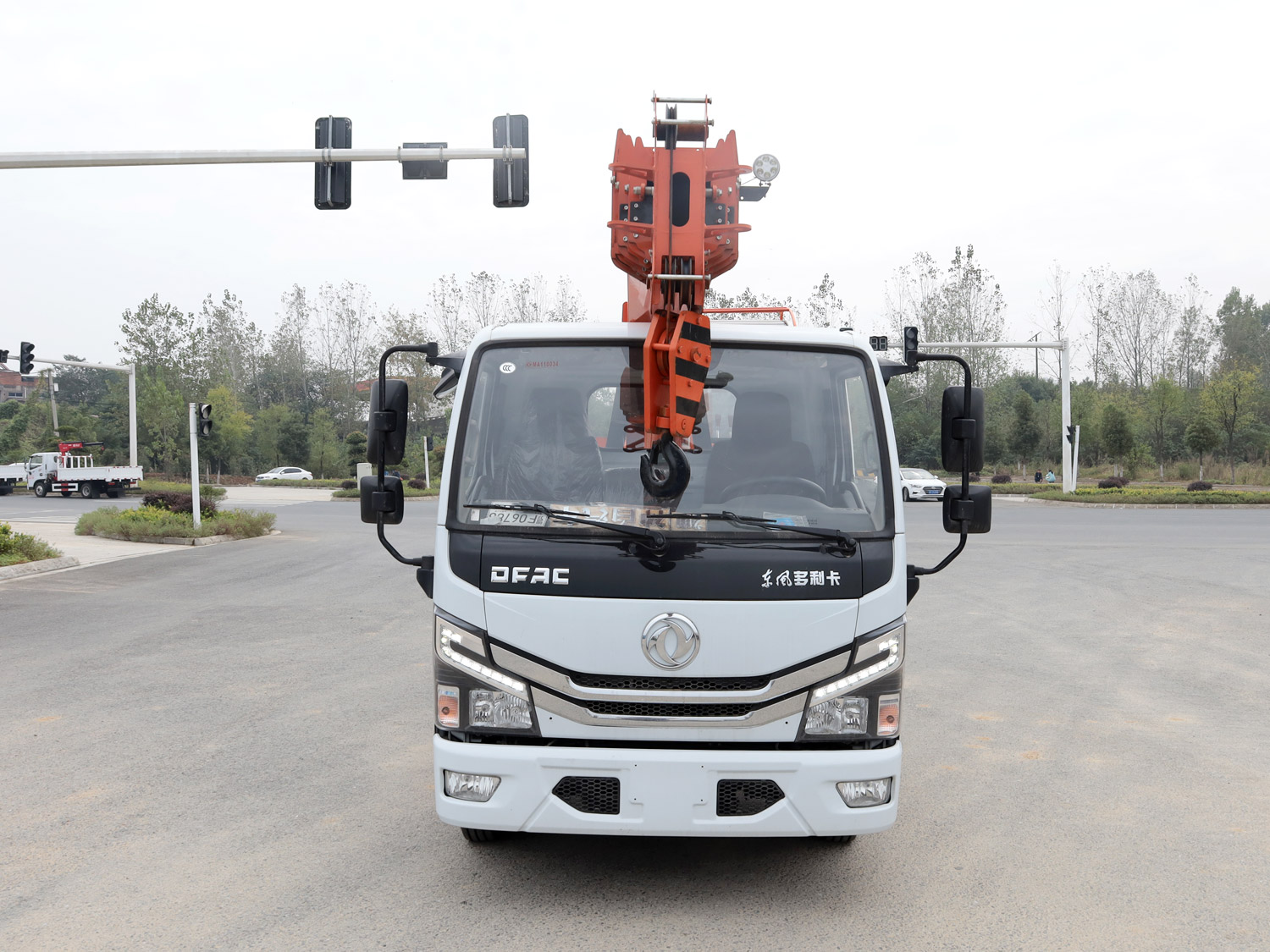 東風(fēng)多利卡D5單排5噸藍(lán)牌汽車吊